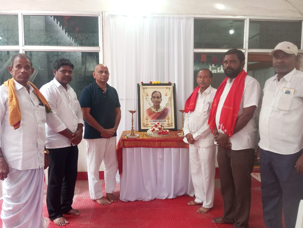 డాక్టర్ రఘు కుటుంబానికి సీపీఐ, ఏఐటీయూసీ నేతల పరామర్శ